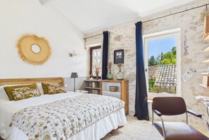 4 bedrooms, iron/ironing board, WiFi, bed sheets