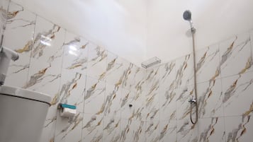 Shower, rainfall showerhead, free toiletries, bidet