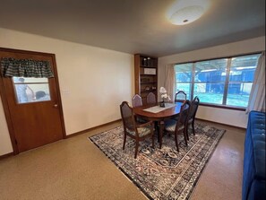 Dining - Auntie's Almost-Country Place (Columbus)