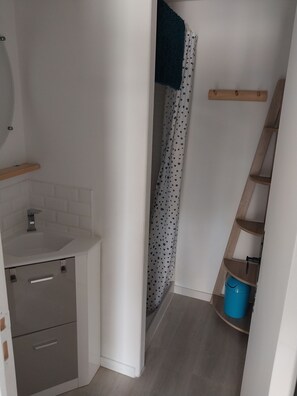 Shower, hair dryer, soap, toilet paper - One-bedroom apartment at La Péniche de Thau with a large terrace (Marseillan)