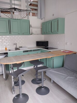 Coffee/tea maker, fridge, microwave, oven - One-bedroom apartment at La Péniche de Thau with a large terrace (Marseillan)
