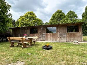 Outdoor dining - Sleeping in the Hay—An Adventure Vacation for the Family with a Campfire & a Starry Sky (Burow)