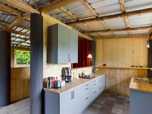 Private kitchen - Sleeping in the Hay—An Adventure Vacation for the Family with a Campfire & a Starry Sky (Burow)