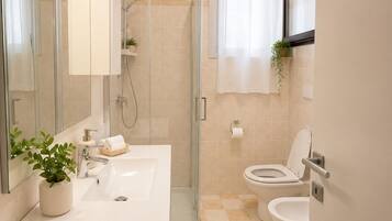 Dusche, Haartrockner, Bidet, Handtücher