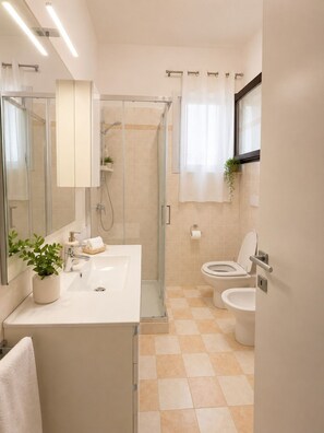 Hair dryer, bidet, towels, soap - Maison Julie: Nature, Relaxation, and Comfort Just a Stone's Throw from the Sile River (Casale Sul Sile)