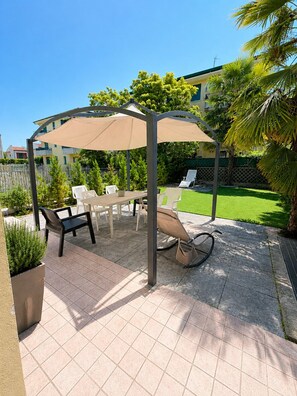 Outdoor dining - Maison Julie: Nature, Relaxation, and Comfort Just a Stone's Throw from the Sile River (Casale Sul Sile)