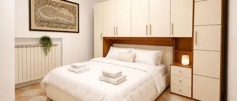 1 habitación, tabla de planchar con plancha, wifi y ropa de cama
