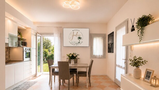 Een moderne keuken met een eethoek, een zithoek en uitzicht op de omgeving.
