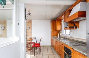 Wasserkocher mit Kaffee-/Teezubehör, Kühlschrank, Mikrowelle, Ofen