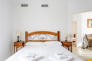 2 Schlafzimmer, Bügeleisen/Bügelbrett, Bettwäsche