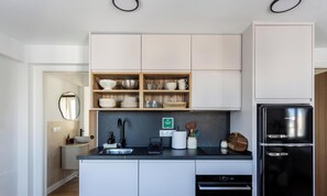 Wasserkocher mit Kaffee-/Teezubehör, Kühlschrank, Mikrowelle, Ofen