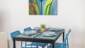 Une table à manger avec des assiettes, des verres et une plante.