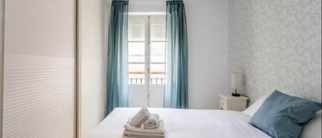 Iron/ironing board, Internet, bed sheets