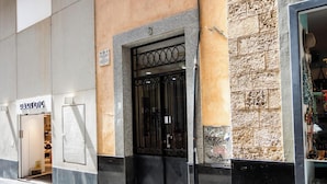 Ein Schaufenster mit einem Metallgitter und einem Schild darüber.