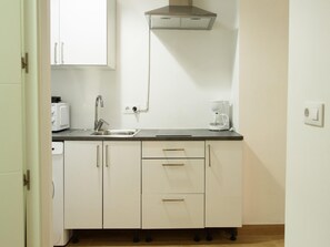 Wasserkocher mit Kaffee-/Teezubehör, Kühlschrank, Mikrowelle