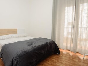 2 Schlafzimmer, Bügeleisen/Bügelbrett