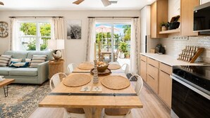 Eine moderne Küche mit Essbereich, Holdekor und Deckenventilator.
