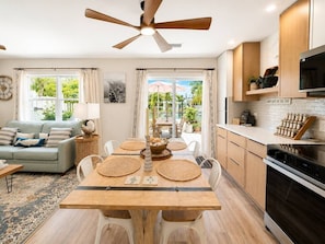 Coffee/tea maker, fridge, microwave, oven - THE salty Marlin B: Dock, Beach Access 2 min walk (Anna Maria)