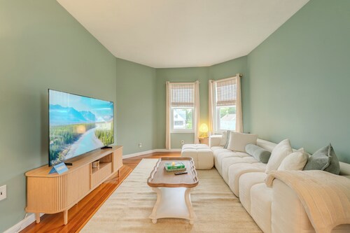 BOSTON AREA 3 BR Game & Coffee Room