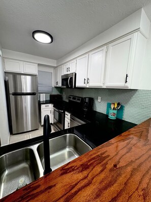 Private kitchen - Cozy 2BR Condo in Houston Medical Center, Galleria, downtown Sleeps 4 (Houston)