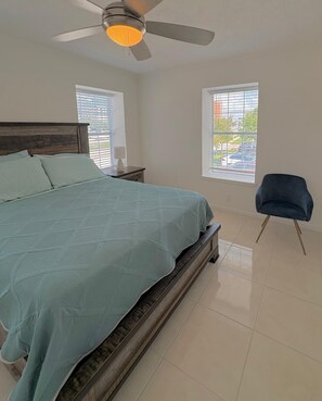 2 bedrooms, iron/ironing board, WiFi, bed sheets - Cozy 2BR Condo in Houston Medical Center, Galleria, downtown Sleeps 4 (Houston)