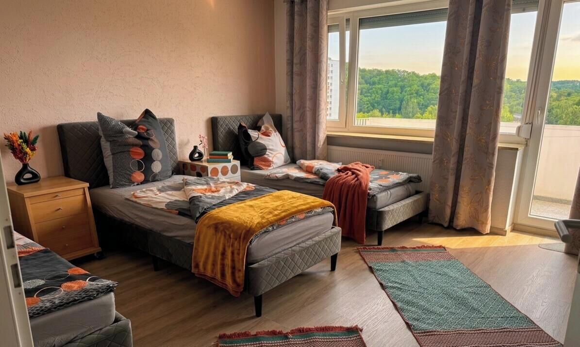 3 habitaciones, tabla de planchar con plancha, wifi y ropa de cama 