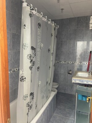 Haartrockner, Handtücher, Seife, Toilettenpapier