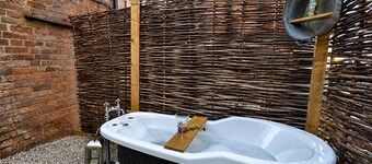Cosy Cottage with Outdoor Bath in Northants