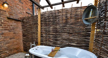 Cosy Cottage with Outdoor Bath in Northants