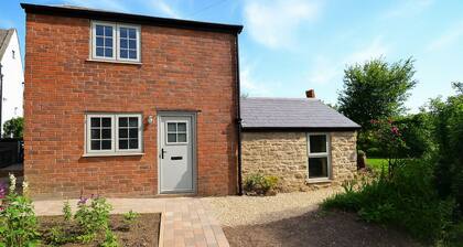 Cosy Cottage with Outdoor Bath in Northants