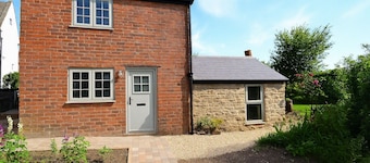 Cosy Cottage with Outdoor Bath in Northants