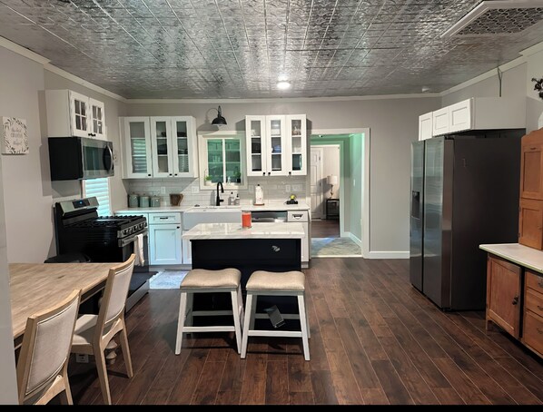 Fridge, microwave, oven, stovetop - Newly renovated home from 1912 nestled on 20 acres near Buffalo National River (Parthenon)
