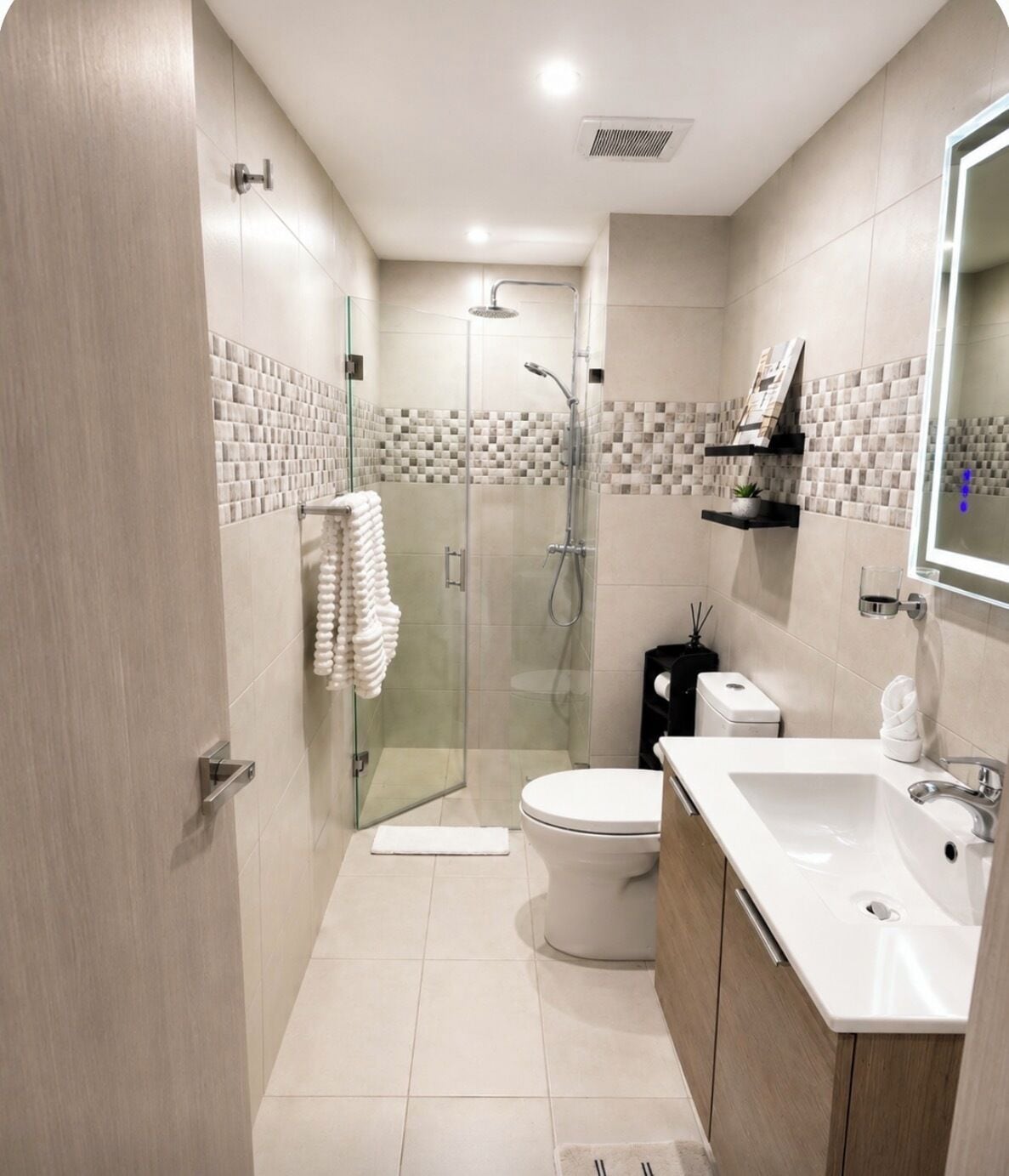 Dusche, Haartrockner, Handtücher, Toilettenpapier