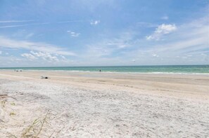 Beach towels - Romantic Beachfront Studio for 2 Unit B (Indian Rocks Beach)