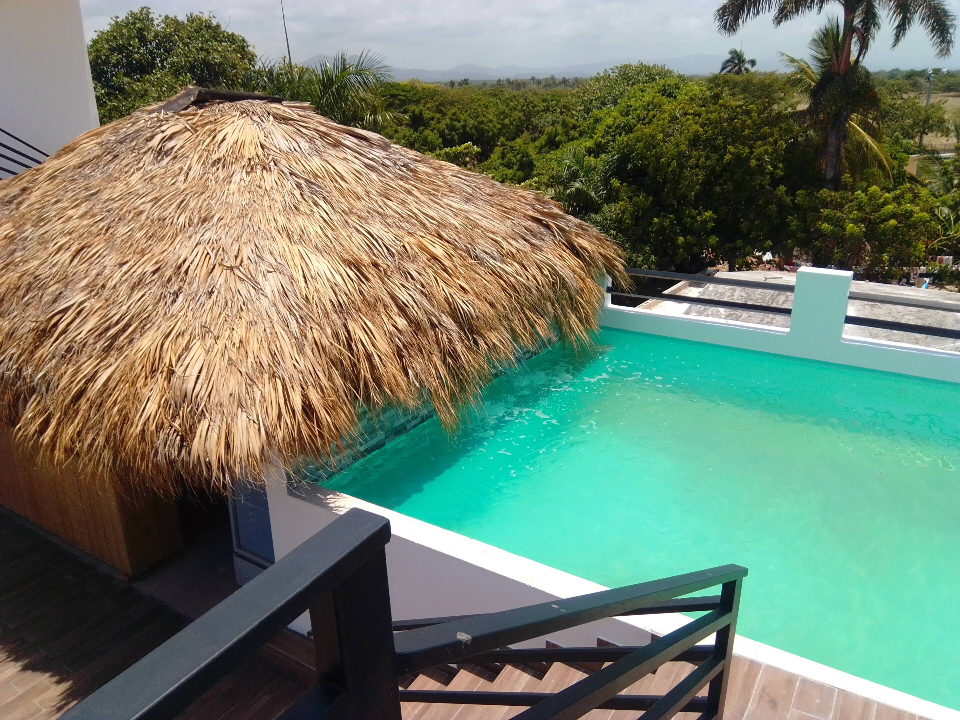 Una piscina al aire libre