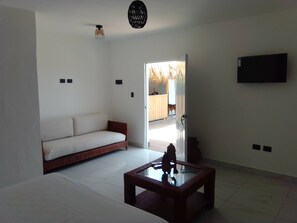 Luxury Suite, Pool View | Living area