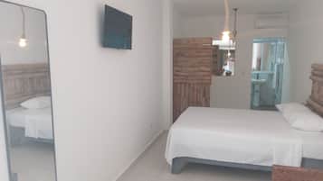 Loftsrom – comfort, terrasse, hageutsikt | Safe på rommet, individuelt dekorert og skrivebord for bærbar PC