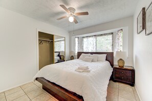 4 bedrooms, iron/ironing board, WiFi, bed sheets - Family Pool Retreat in Spring , Houston  4BR Private Pool  Sleeps 8 (Spring)