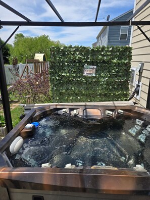 Outdoor spa tub - Cozy 1-bedroom house in beautiful Indian Trail with AC (Indian Trail)