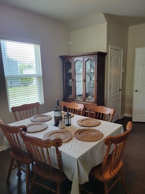 Dining - Cozy 1-bedroom house in beautiful Indian Trail with AC (Indian Trail)