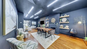 Un salon moderne avec un coin repas, un plancher en bois et un décor contemporain.