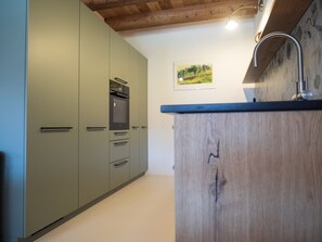 Jääkaappi, astianpesukone, keittoastiat/astiat/ruokailuvälineet