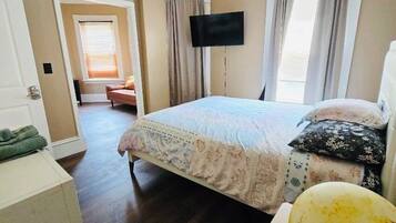 Basic Single Room, 1 Double Bed, Private Bathroom | WiFi (free)