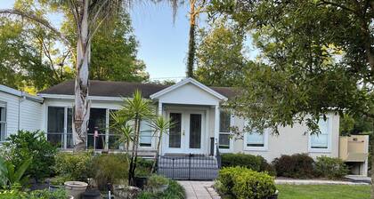 Charming 2-bedroom cottage with AC on an active horse farm in Mandarin