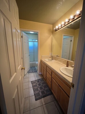 Jetted bath, hair dryer, bidet, towels - Spacious 4-bedroom house in Livermore. Perfect for families, business travelers. (Livermore)