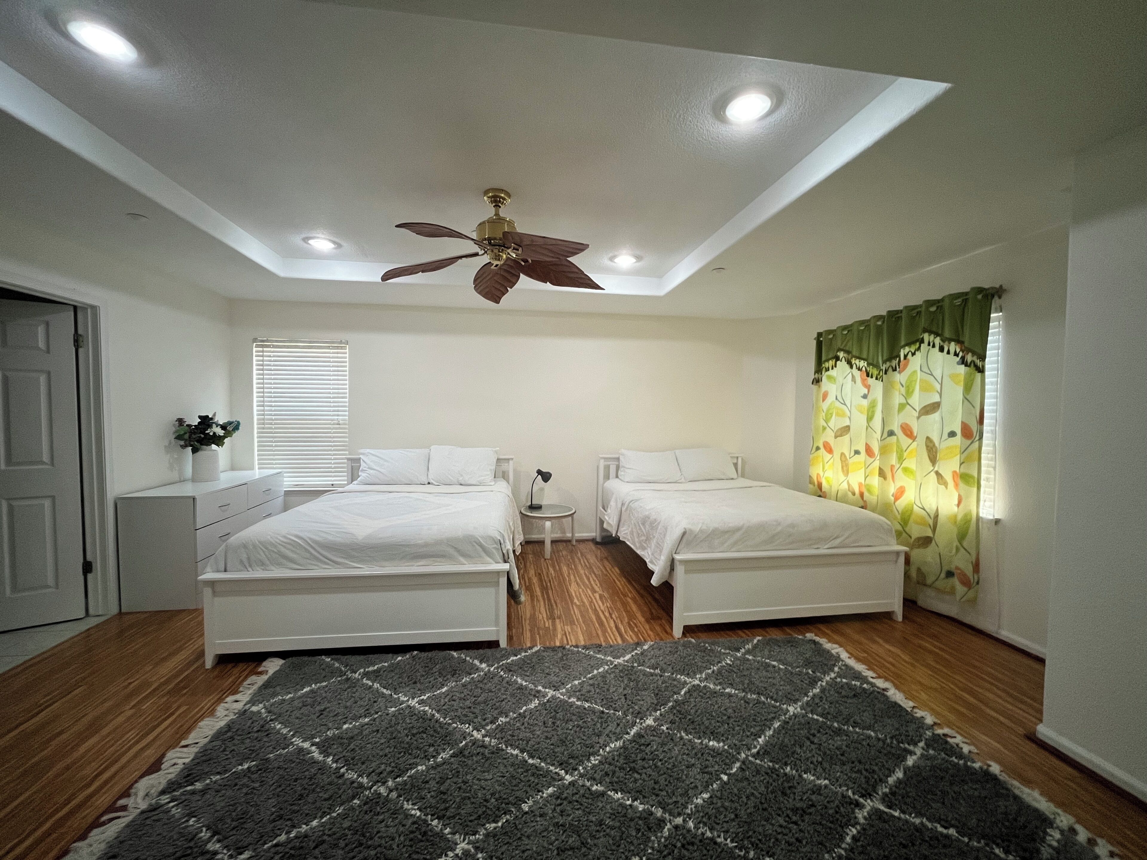 4 habitaciones, tabla de planchar con plancha, wifi y ropa de cama 