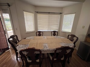 Dining - Spacious 4-bedroom house in Livermore. Perfect for families, business travelers. (Livermore)