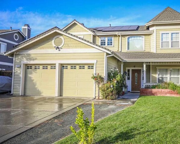 Exterior - Spacious 4-bedroom house in Livermore. Perfect for families, business travelers. (Livermore)