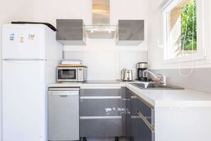 Wasserkocher mit Kaffee-/Teezubehör, Kühlschrank, Mikrowelle, Ofen