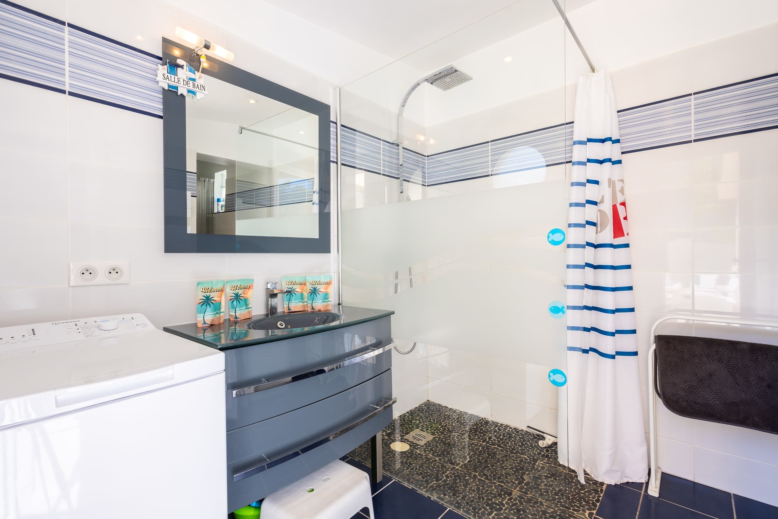 Dusche, Handtücher, Shampoo